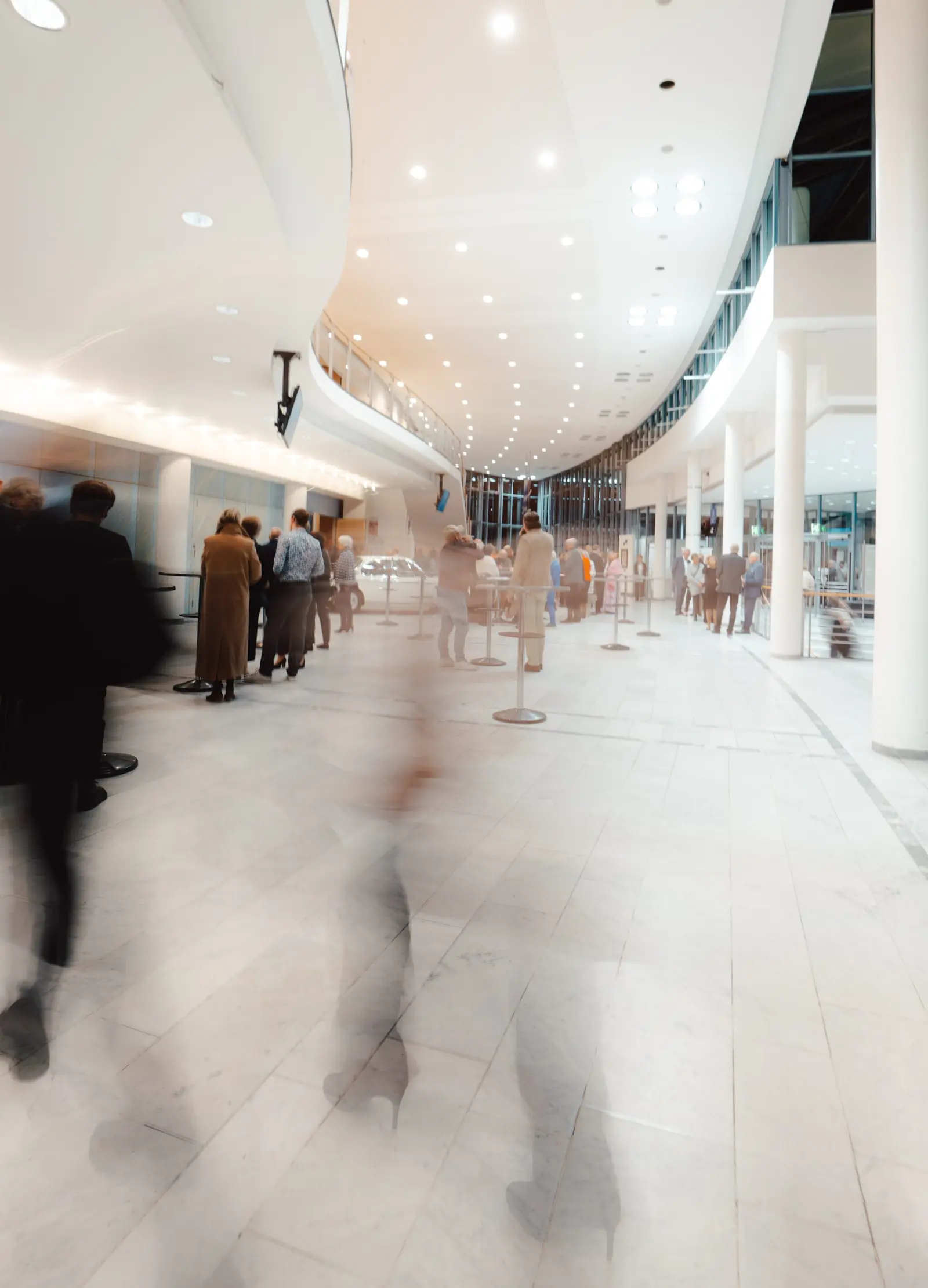 Gäste im Foyer der Max-Reger-Halle