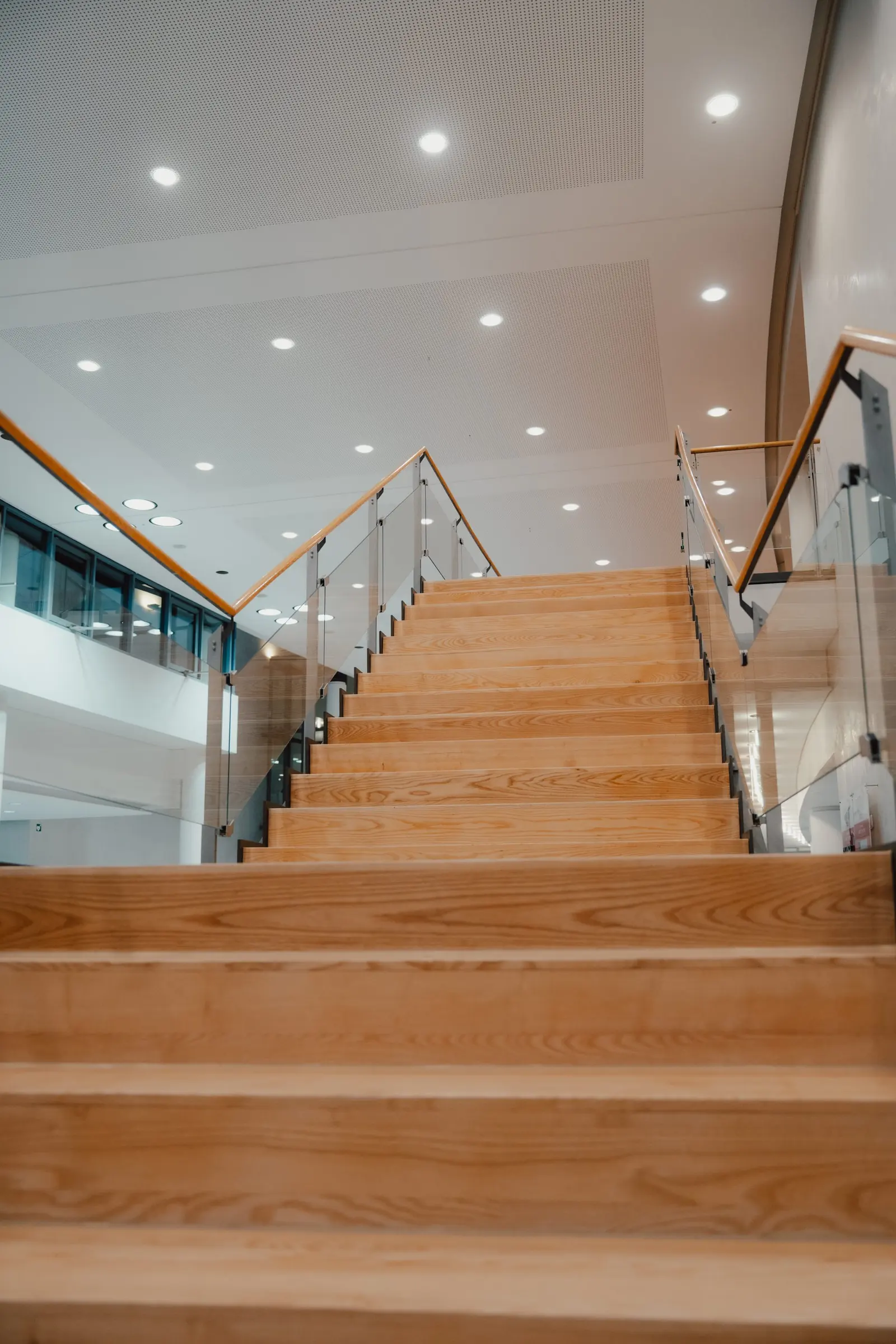 Holztreppe im Foyer der Max-Reger-Halle