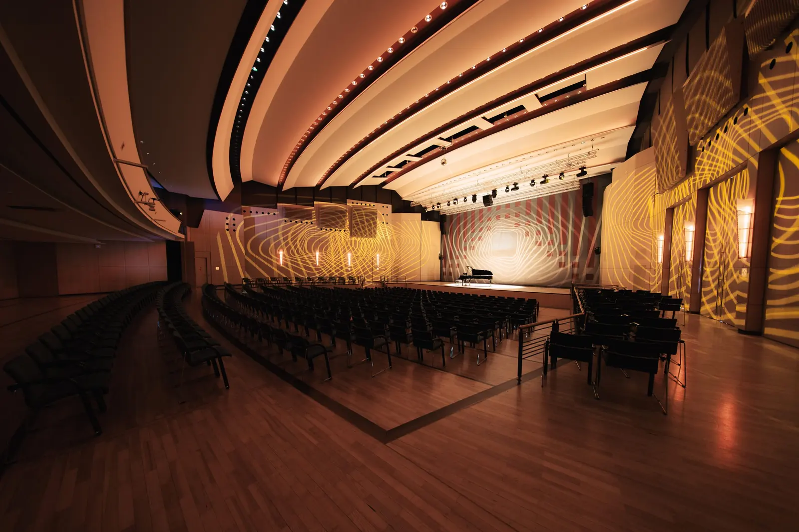 Der Gustl-Lang-Saal mit Konzertbestuhlung und Lichtstimmung