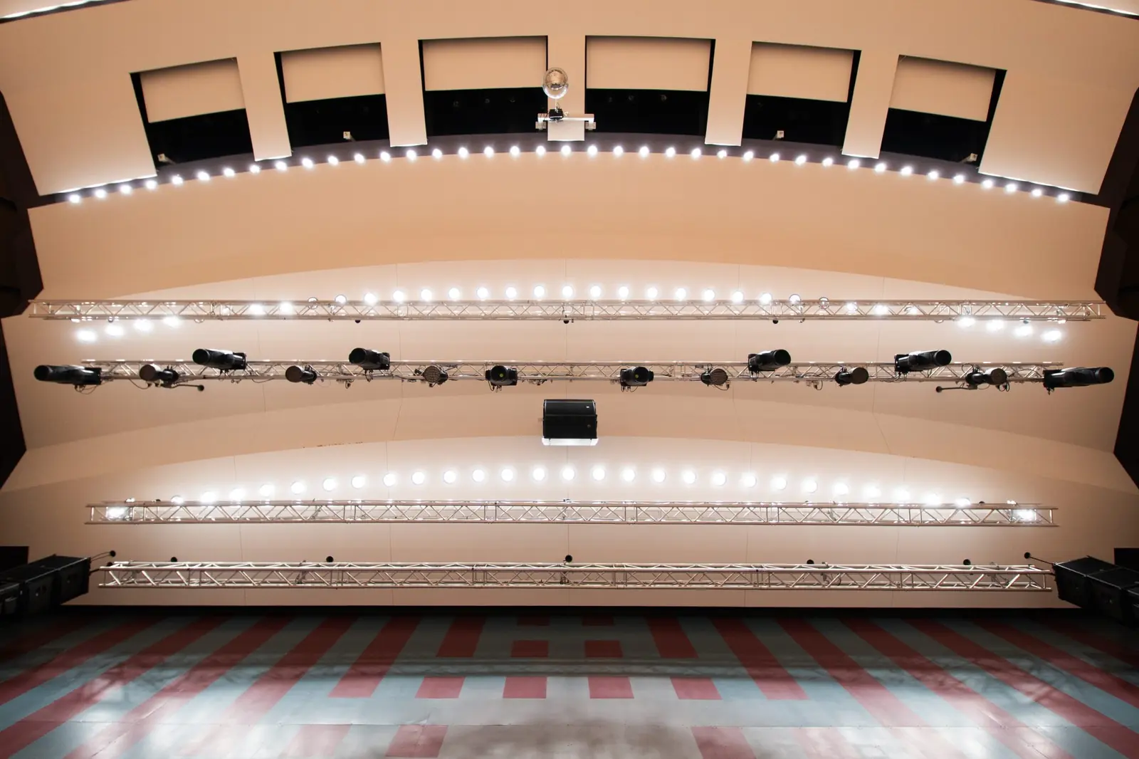Bühne im Gustl-Lang-Saal mit Lichttraversen und Scheinwerfern